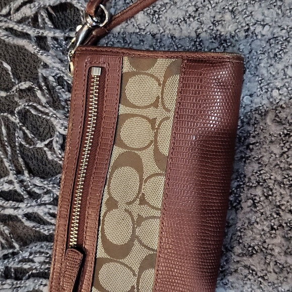 Coach Clutch - Picture 6 of 12